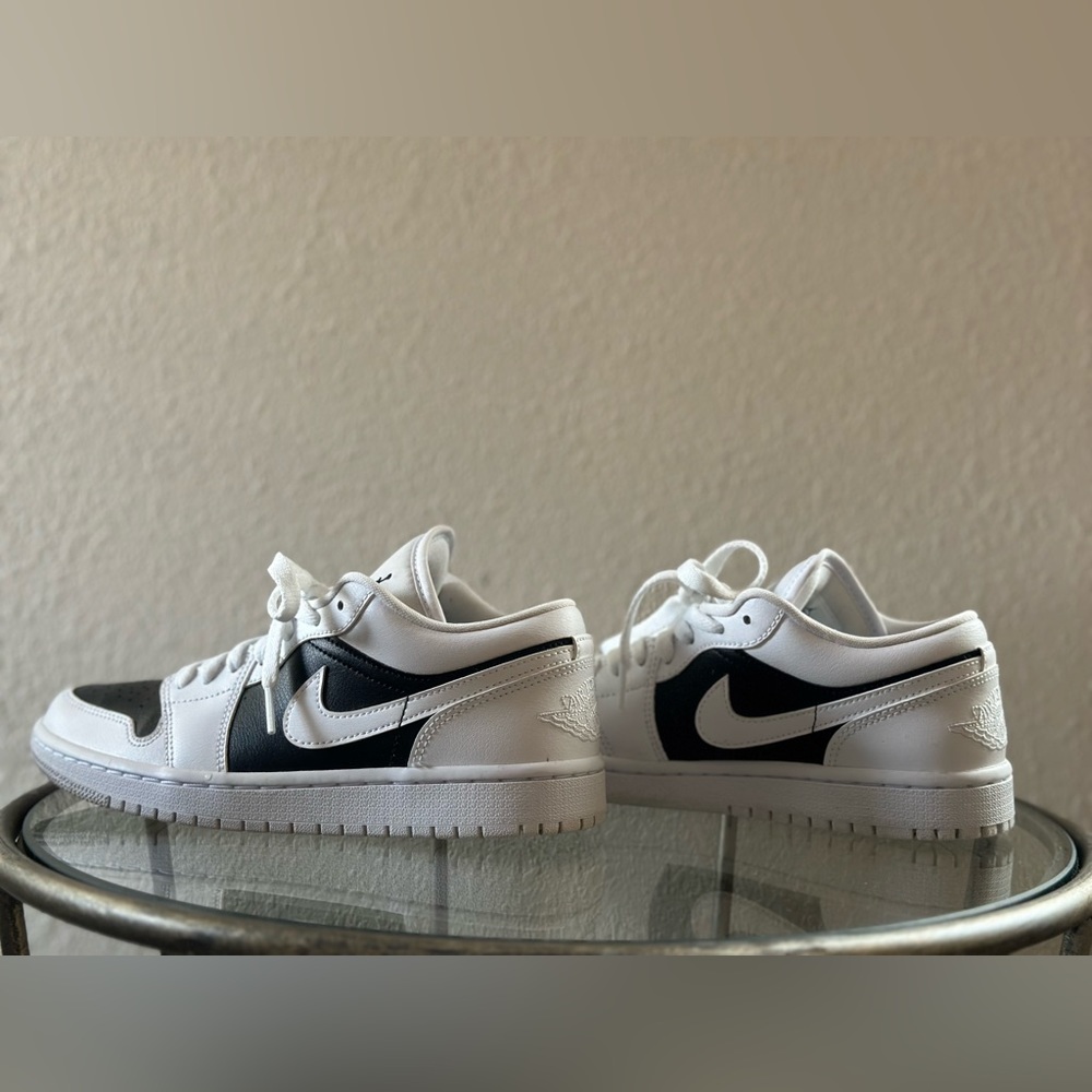 women’s air jordan 1 low panda size 7. men’s (5.5)